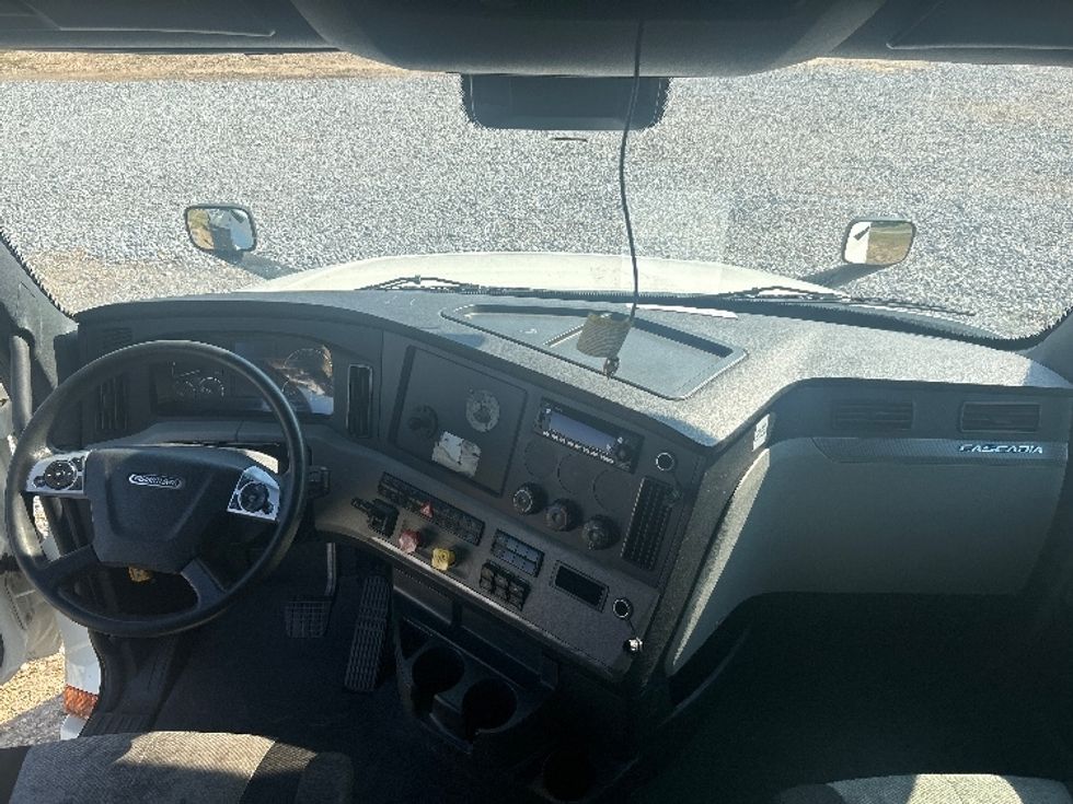 Sleeper Tractor-Heavy Duty Tractors-Freightliner-2021-T12664ST-Hattiesburg-MS-458,575\n\t\tmiles-$ 70,250 - Image 12