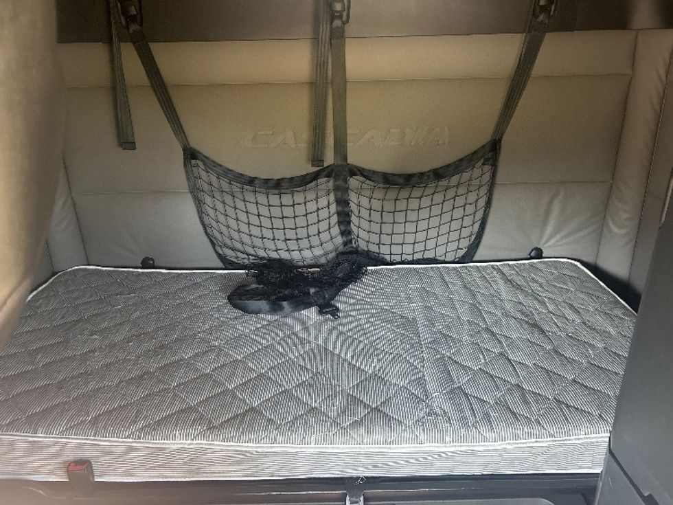 Sleeper Tractor-Heavy Duty Tractors-Freightliner-2021-T12664ST-Hattiesburg-MS-458,575\n\t\tmiles-$ 70,250 - Image 16