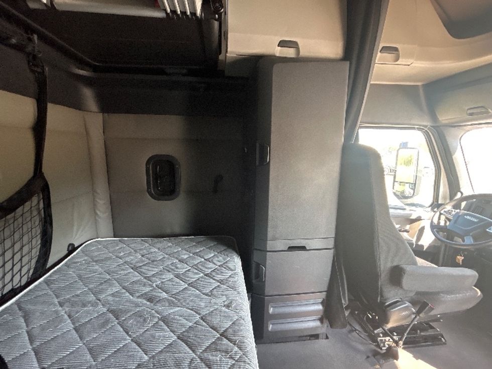 Sleeper Tractor-Heavy Duty Tractors-Freightliner-2021-T12664ST-Hattiesburg-MS-458,575\n\t\tmiles-$ 70,250 - Image 18