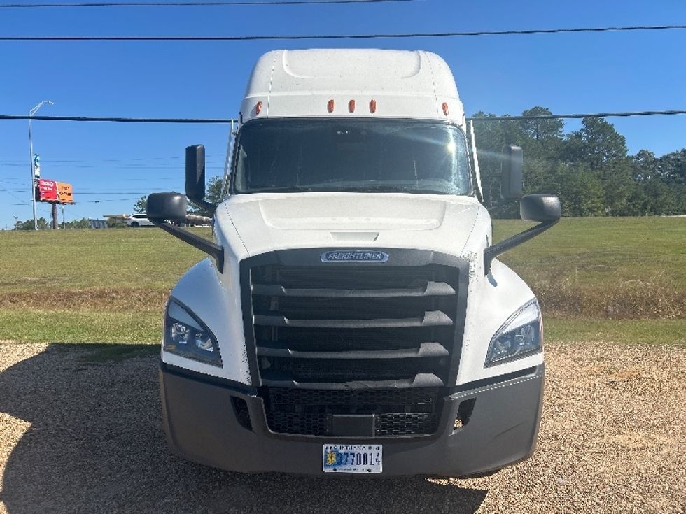 2021 Freightliner Cascadia 126" Sleeper Cab photo 2