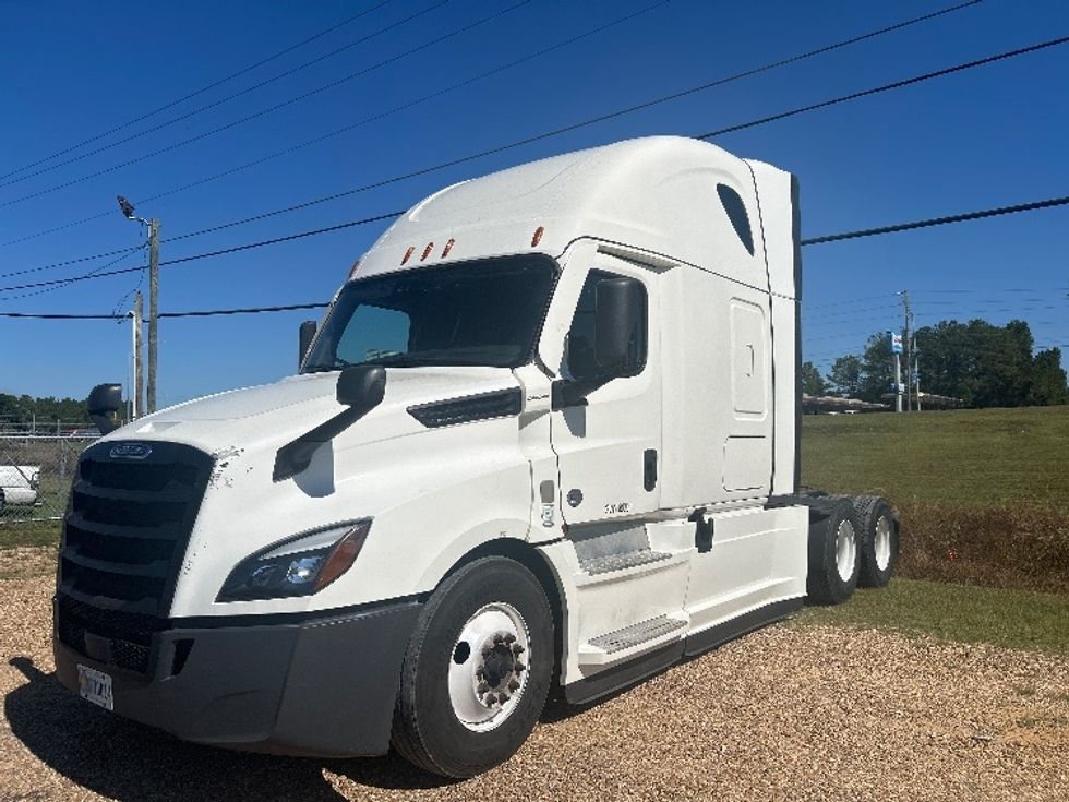 2021 Freightliner Cascadia 126" Sleeper Cab photo 3