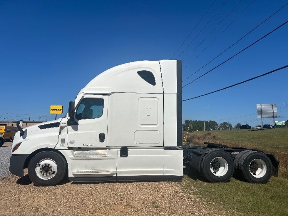 2021 Freightliner Cascadia 126" Sleeper Cab photo 4