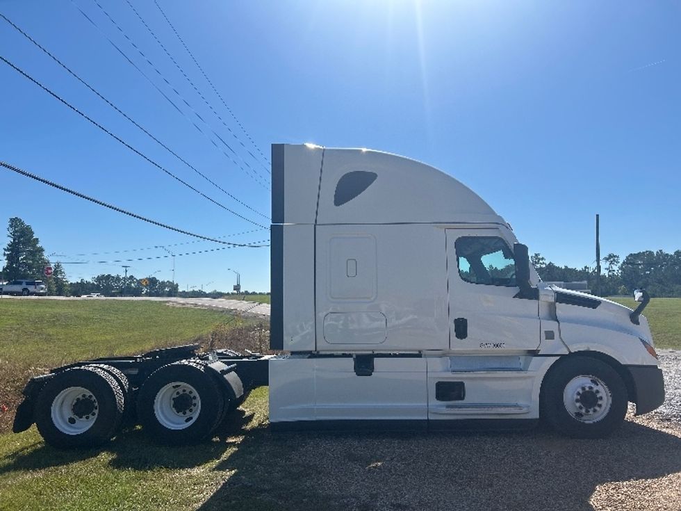 Sleeper Tractor-Heavy Duty Tractors-Freightliner-2021-T12664ST-Hattiesburg-MS-458,575\n\t\tmiles-$ 70,250 - Image 8