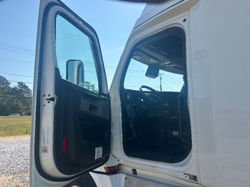 Sleeper Tractor-Heavy Duty Tractors-Freightliner-2021-T12664ST-Hattiesburg-MS-458,575\n\t\tmiles-$ 70,250 - Image 9