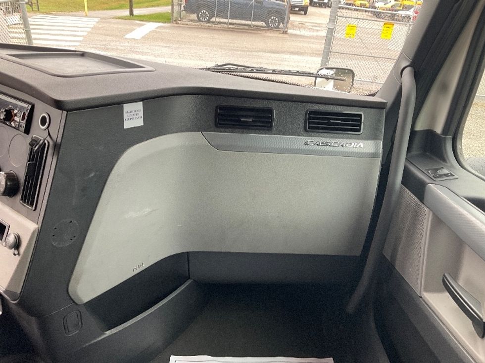 Sleeper Tractor-Heavy Duty Tractors-Freightliner-2021-T12664ST-Hattiesburg-MS-532,038\n\t\tmiles-$ 70,250 - Image 14