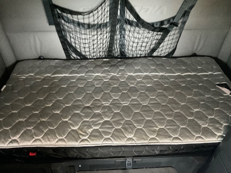 Sleeper Tractor-Heavy Duty Tractors-Freightliner-2021-T12664ST-Hattiesburg-MS-532,038\n\t\tmiles-$ 70,250 - Image 17