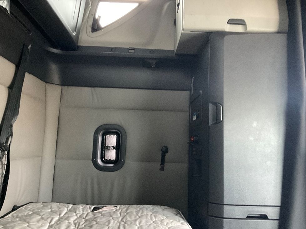 Sleeper Tractor-Heavy Duty Tractors-Freightliner-2021-T12664ST-Hattiesburg-MS-532,038\n\t\tmiles-$ 70,250 - Image 18