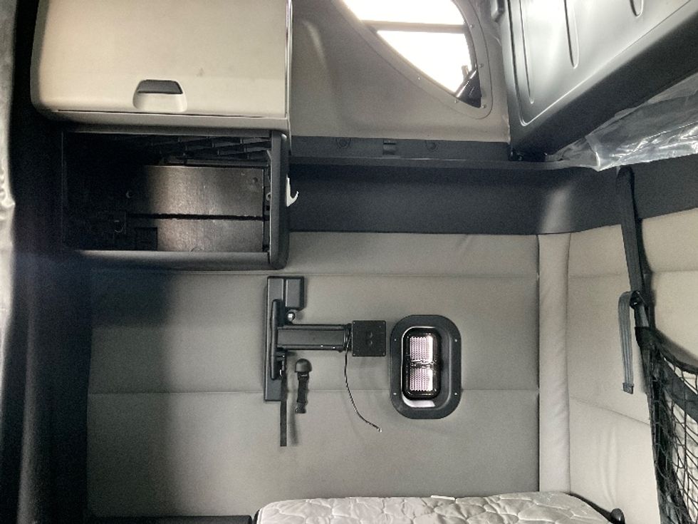 Sleeper Tractor-Heavy Duty Tractors-Freightliner-2021-T12664ST-Hattiesburg-MS-532,038\n\t\tmiles-$ 70,250 - Image 19