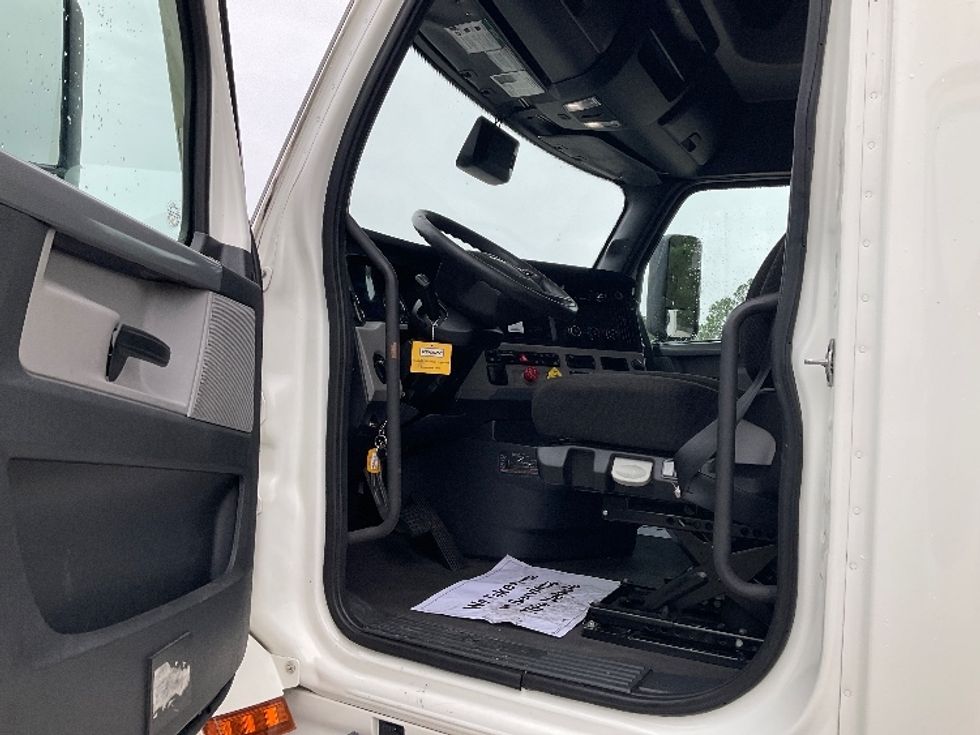 Sleeper Tractor-Heavy Duty Tractors-Freightliner-2021-T12664ST-Hattiesburg-MS-532,038\n\t\tmiles-$ 70,250 - Image 9