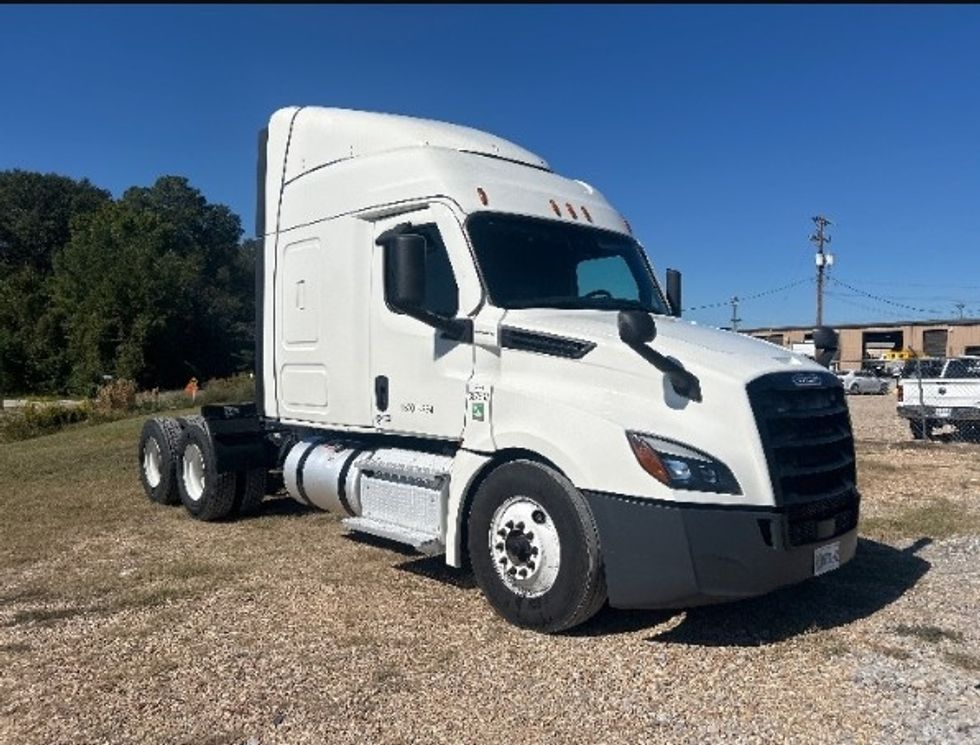 Sleeper Tractor-Heavy Duty Tractors-Freightliner-2021-T12664ST-Hattiesburg-MS-634,846\n\t\tmiles-$ 60,000 - Image 1