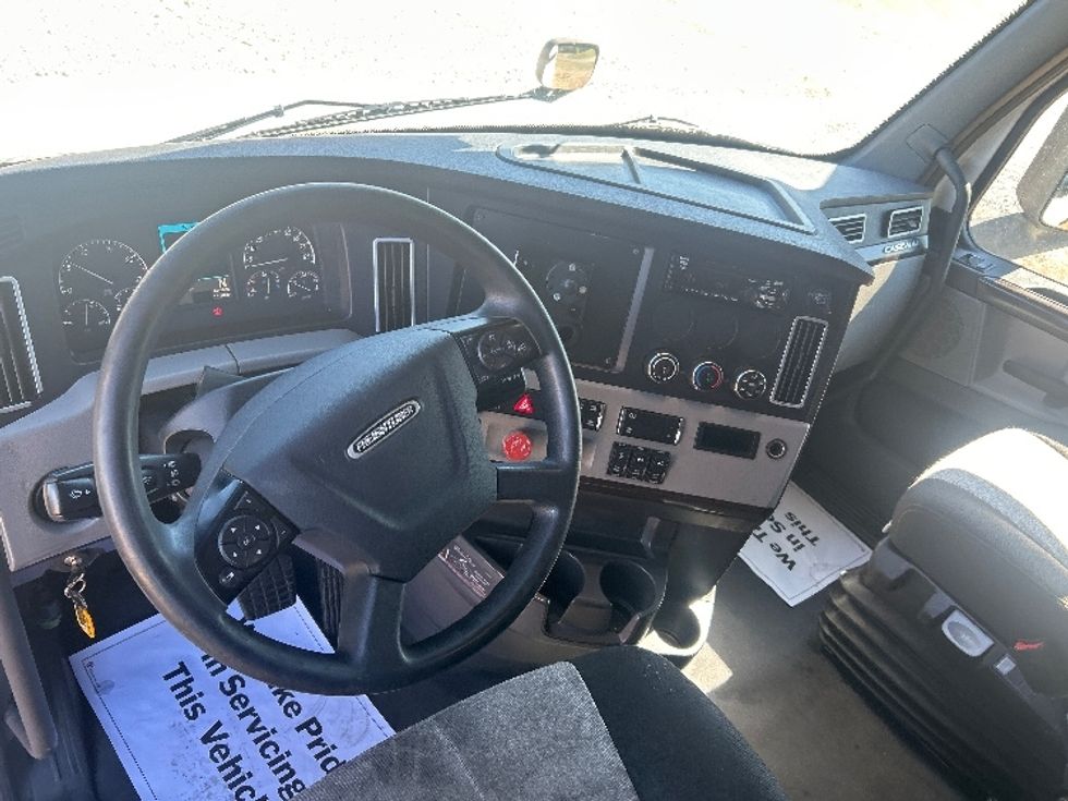 Sleeper Tractor-Heavy Duty Tractors-Freightliner-2021-T12664ST-Hattiesburg-MS-634,846\n\t\tmiles-$ 60,000 - Image 11