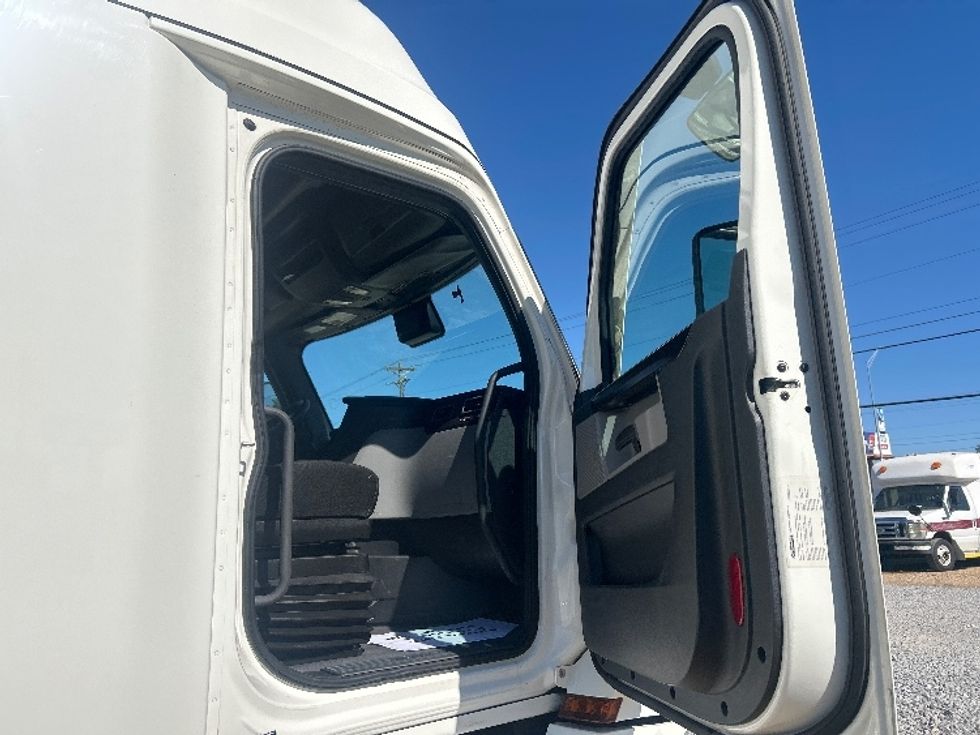 Sleeper Tractor-Heavy Duty Tractors-Freightliner-2021-T12664ST-Hattiesburg-MS-634,846\n\t\tmiles-$ 60,000 - Image 13