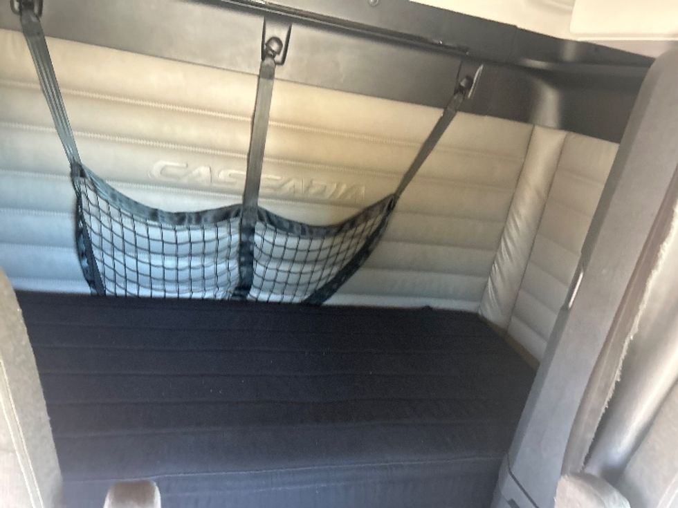 Sleeper Tractor-Heavy Duty Tractors-Freightliner-2021-T12664ST-Hattiesburg-MS-634,846\n\t\tmiles-$ 60,000 - Image 16