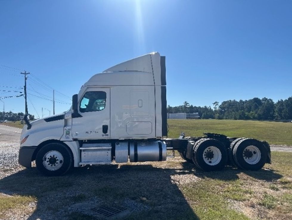 Sleeper Tractor-Heavy Duty Tractors-Freightliner-2021-T12664ST-Hattiesburg-MS-634,846\n\t\tmiles-$ 60,000 - Image 4