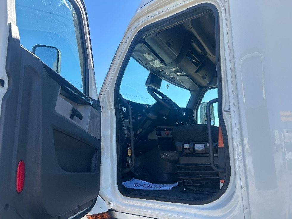Sleeper Tractor-Heavy Duty Tractors-Freightliner-2021-T12664ST-Hattiesburg-MS-634,846\n\t\tmiles-$ 60,000 - Image 9