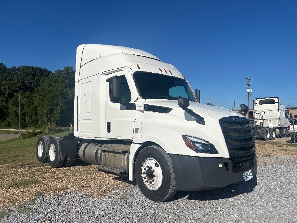 Sleeper Tractor-Heavy Duty Tractors-Freightliner-2021-T12664ST-Hattiesburg-MS-642,608\n\t\tmiles-$ 58,750 - Image 1