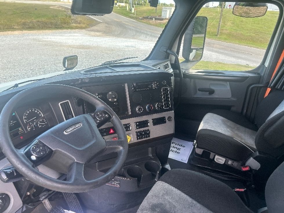 Sleeper Tractor-Heavy Duty Tractors-Freightliner-2021-T12664ST-Hattiesburg-MS-642,608\n\t\tmiles-$ 58,750 - Image 10