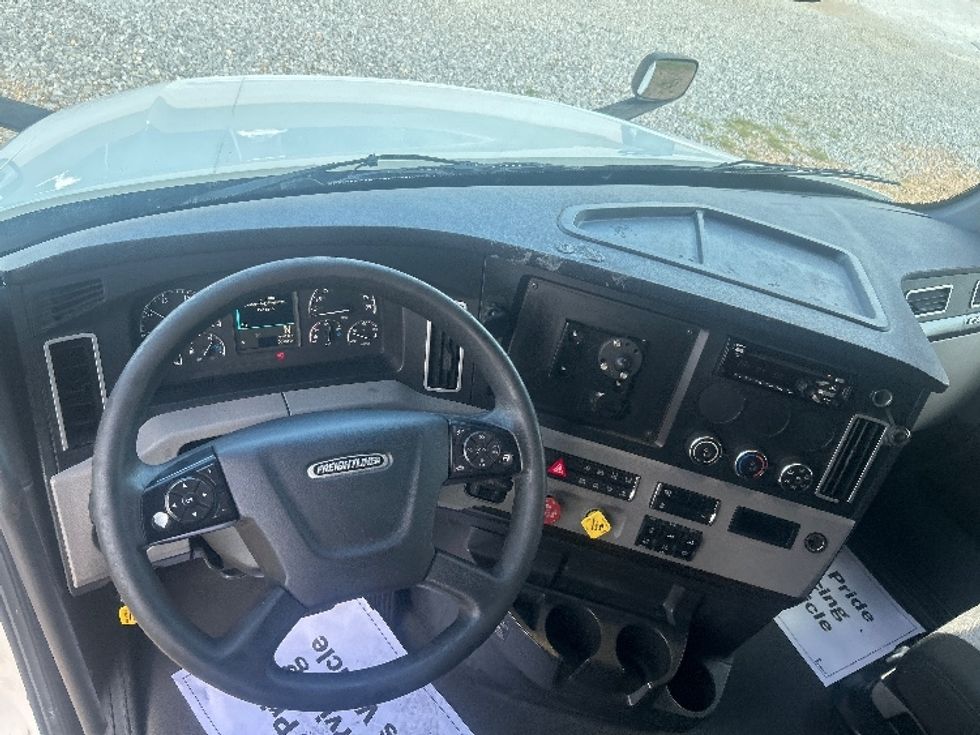Sleeper Tractor-Heavy Duty Tractors-Freightliner-2021-T12664ST-Hattiesburg-MS-642,608\n\t\tmiles-$ 58,750 - Image 11