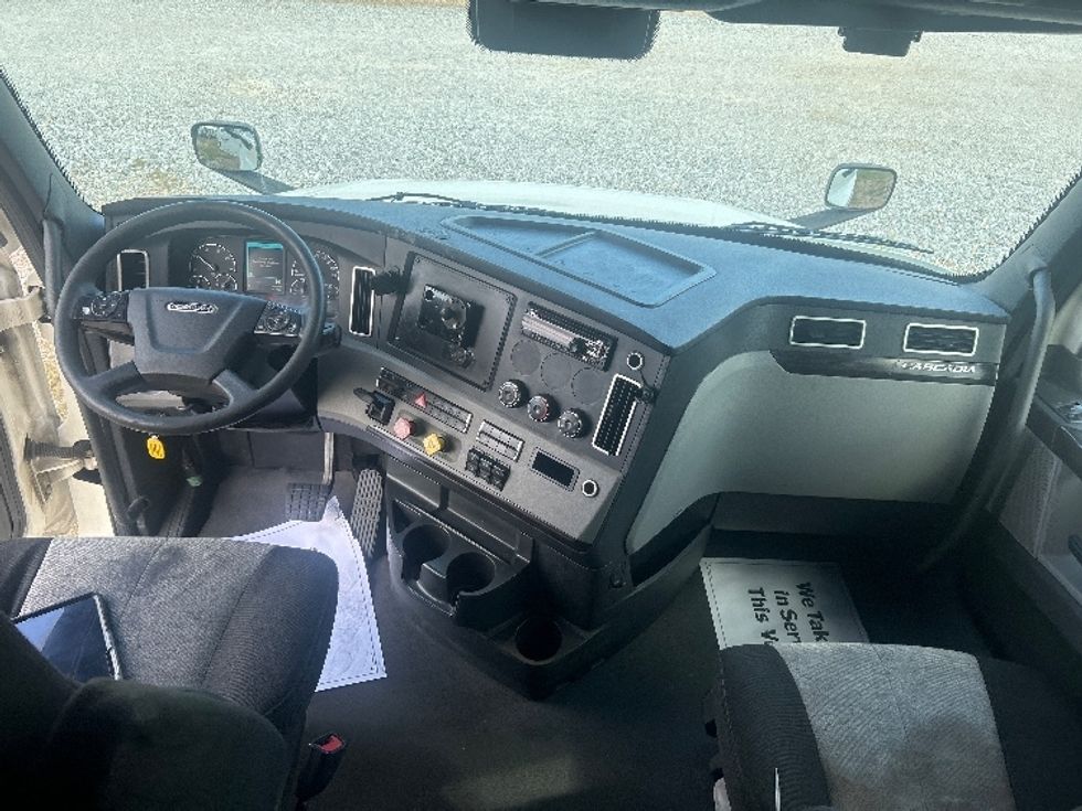 Sleeper Tractor-Heavy Duty Tractors-Freightliner-2021-T12664ST-Hattiesburg-MS-642,608\n\t\tmiles-$ 58,750 - Image 12