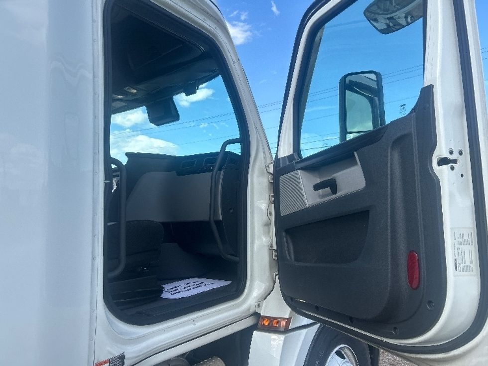 Sleeper Tractor-Heavy Duty Tractors-Freightliner-2021-T12664ST-Hattiesburg-MS-642,608\n\t\tmiles-$ 58,750 - Image 13