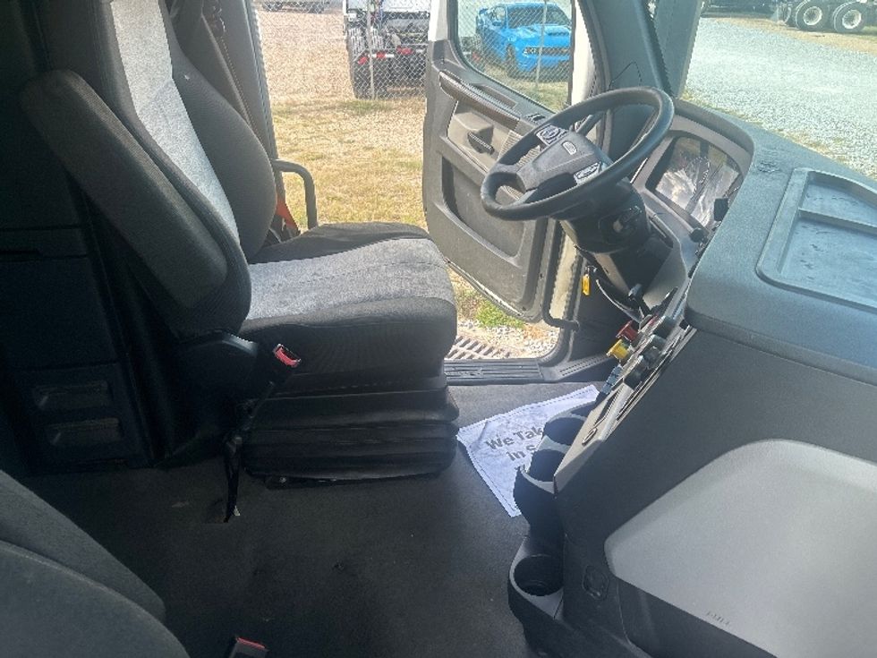 Sleeper Tractor-Heavy Duty Tractors-Freightliner-2021-T12664ST-Hattiesburg-MS-642,608\n\t\tmiles-$ 58,750 - Image 15