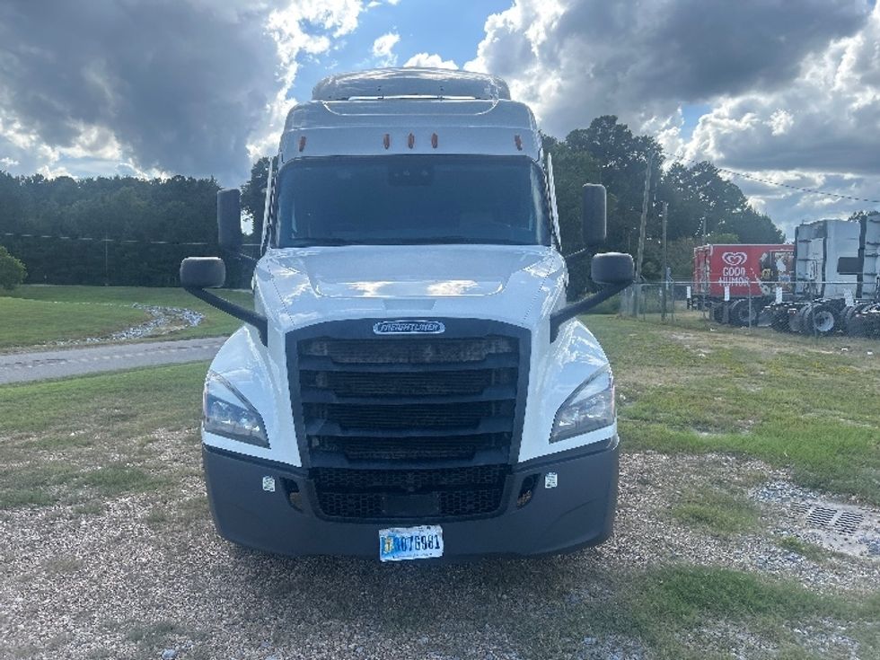 Sleeper Tractor-Heavy Duty Tractors-Freightliner-2021-T12664ST-Hattiesburg-MS-642,608\n\t\tmiles-$ 58,750 - Image 2