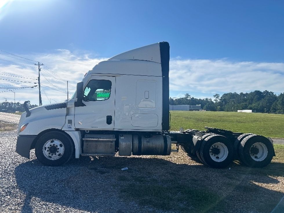 Sleeper Tractor-Heavy Duty Tractors-Freightliner-2021-T12664ST-Hattiesburg-MS-642,608\n\t\tmiles-$ 58,750 - Image 4