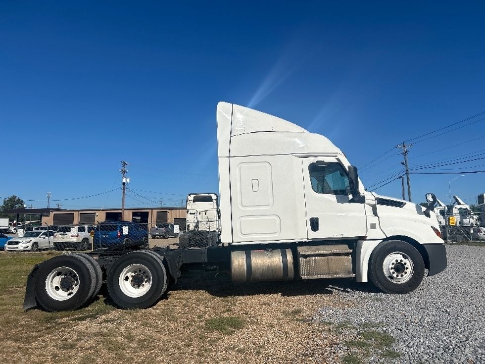 Sleeper Tractor-Heavy Duty Tractors-Freightliner-2021-T12664ST-Hattiesburg-MS-642,608\n\t\tmiles-$ 58,750 - Image 8
