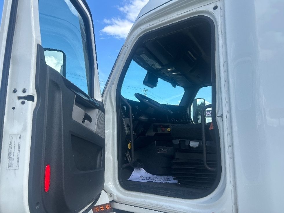 Sleeper Tractor-Heavy Duty Tractors-Freightliner-2021-T12664ST-Hattiesburg-MS-642,608\n\t\tmiles-$ 58,750 - Image 9