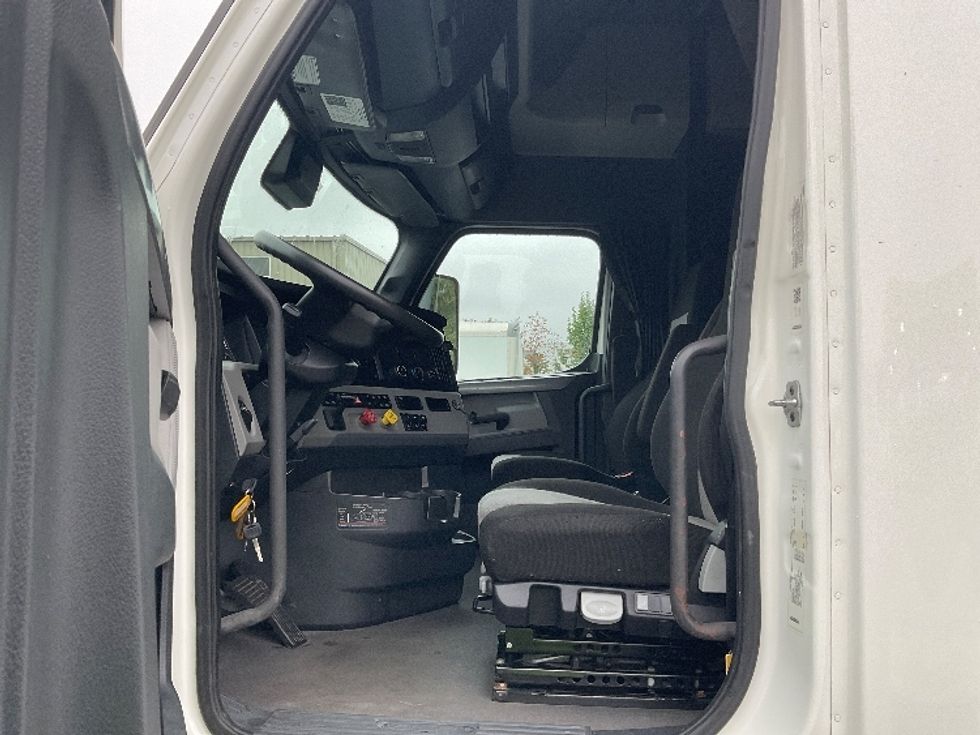 Sleeper Tractor-Heavy Duty Tractors-Freightliner-2021-T12664ST-Hazleton-PA-323,508\n\t\tmiles-$ 76,250 - Image 10