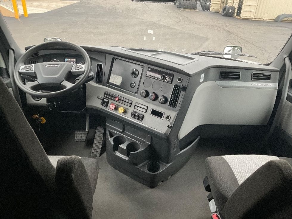 Sleeper Tractor-Heavy Duty Tractors-Freightliner-2021-T12664ST-Hazleton-PA-323,508\n\t\tmiles-$ 76,250 - Image 12