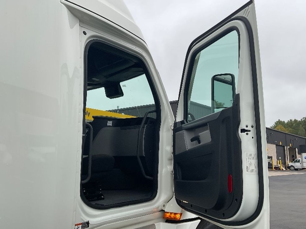 Sleeper Tractor-Heavy Duty Tractors-Freightliner-2021-T12664ST-Hazleton-PA-323,508\n\t\tmiles-$ 76,250 - Image 13