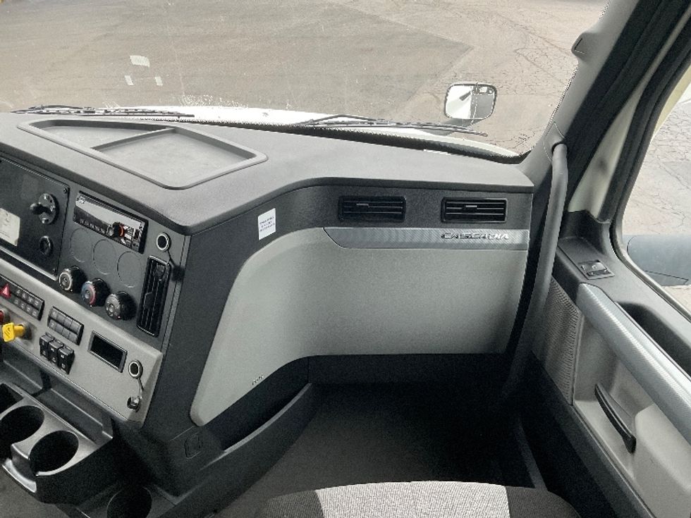 Sleeper Tractor-Heavy Duty Tractors-Freightliner-2021-T12664ST-Hazleton-PA-323,508\n\t\tmiles-$ 76,250 - Image 14