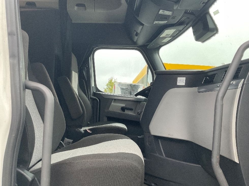 Sleeper Tractor-Heavy Duty Tractors-Freightliner-2021-T12664ST-Hazleton-PA-323,508\n\t\tmiles-$ 76,250 - Image 15