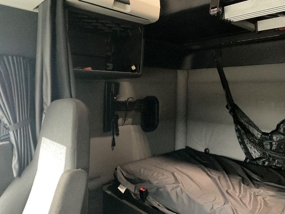 Sleeper Tractor-Heavy Duty Tractors-Freightliner-2021-T12664ST-Hazleton-PA-323,508\n\t\tmiles-$ 76,250 - Image 18