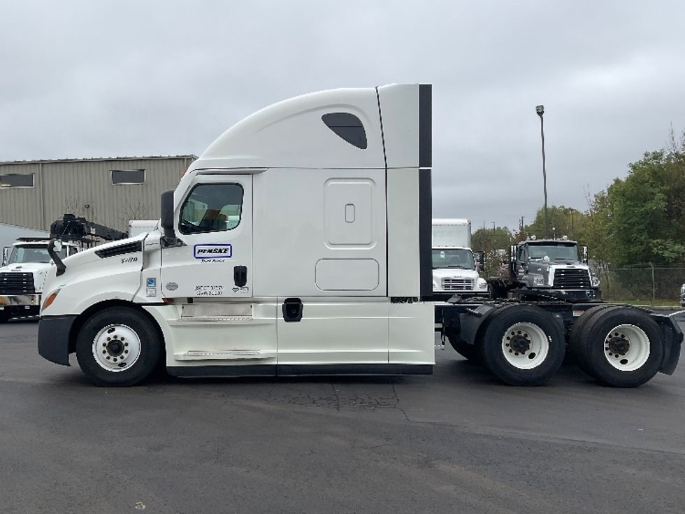 Sleeper Tractor-Heavy Duty Tractors-Freightliner-2021-T12664ST-Hazleton-PA-323,508\n\t\tmiles-$ 76,250 - Image 4