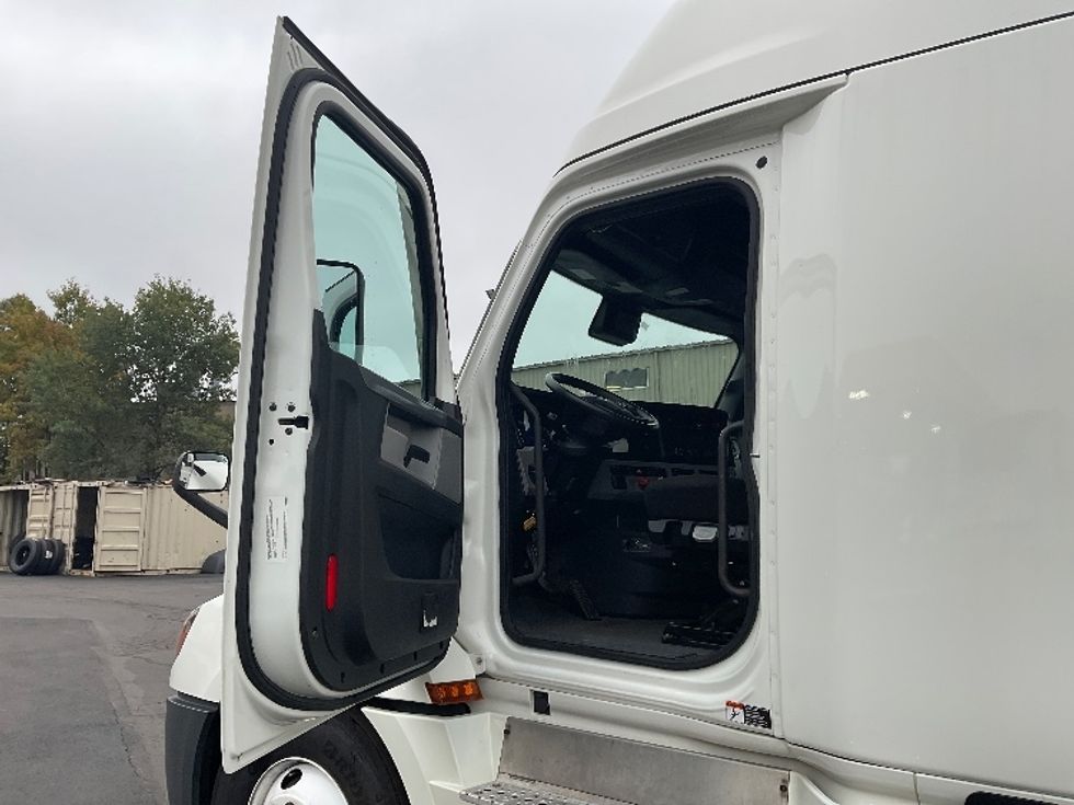 Sleeper Tractor-Heavy Duty Tractors-Freightliner-2021-T12664ST-Hazleton-PA-323,508\n\t\tmiles-$ 76,250 - Image 9