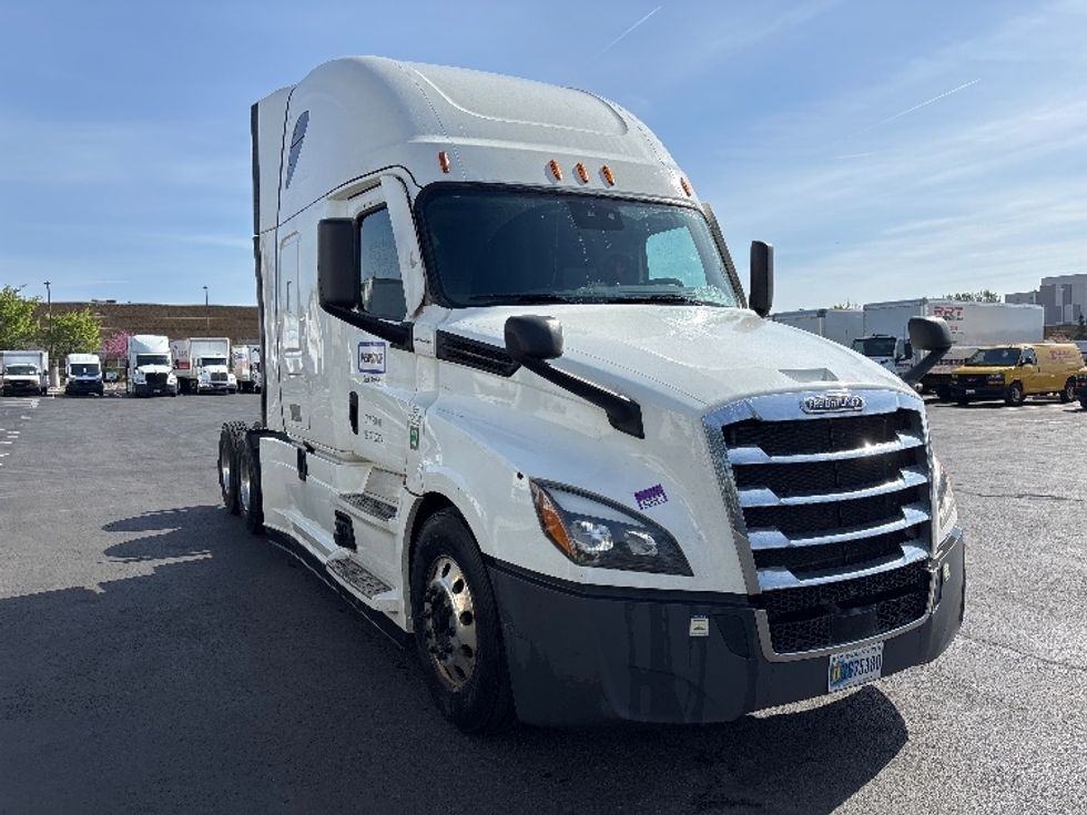 Sleeper Tractor-Heavy Duty Tractors-Freightliner-2021-T12664ST-Hazleton-PA-402,000\n\t\tmiles-$ 73,000 - Image 1