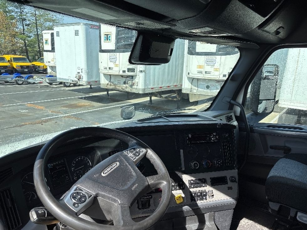Sleeper Tractor-Heavy Duty Tractors-Freightliner-2021-T12664ST-Hazleton-PA-402,000\n\t\tmiles-$ 73,000 - Image 10