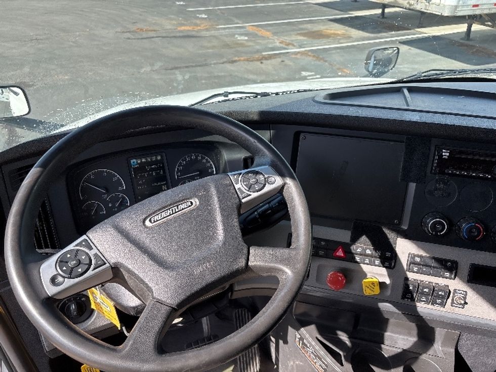 Sleeper Tractor-Heavy Duty Tractors-Freightliner-2021-T12664ST-Hazleton-PA-402,000\n\t\tmiles-$ 73,000 - Image 11