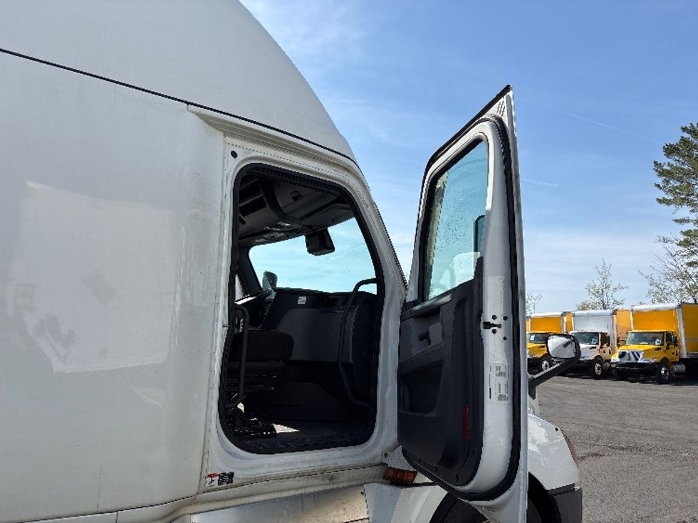 Sleeper Tractor-Heavy Duty Tractors-Freightliner-2021-T12664ST-Hazleton-PA-402,000\n\t\tmiles-$ 73,000 - Image 13