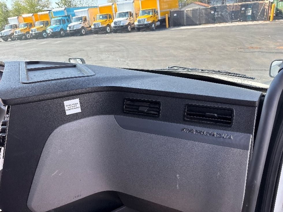 Sleeper Tractor-Heavy Duty Tractors-Freightliner-2021-T12664ST-Hazleton-PA-402,000\n\t\tmiles-$ 73,000 - Image 14