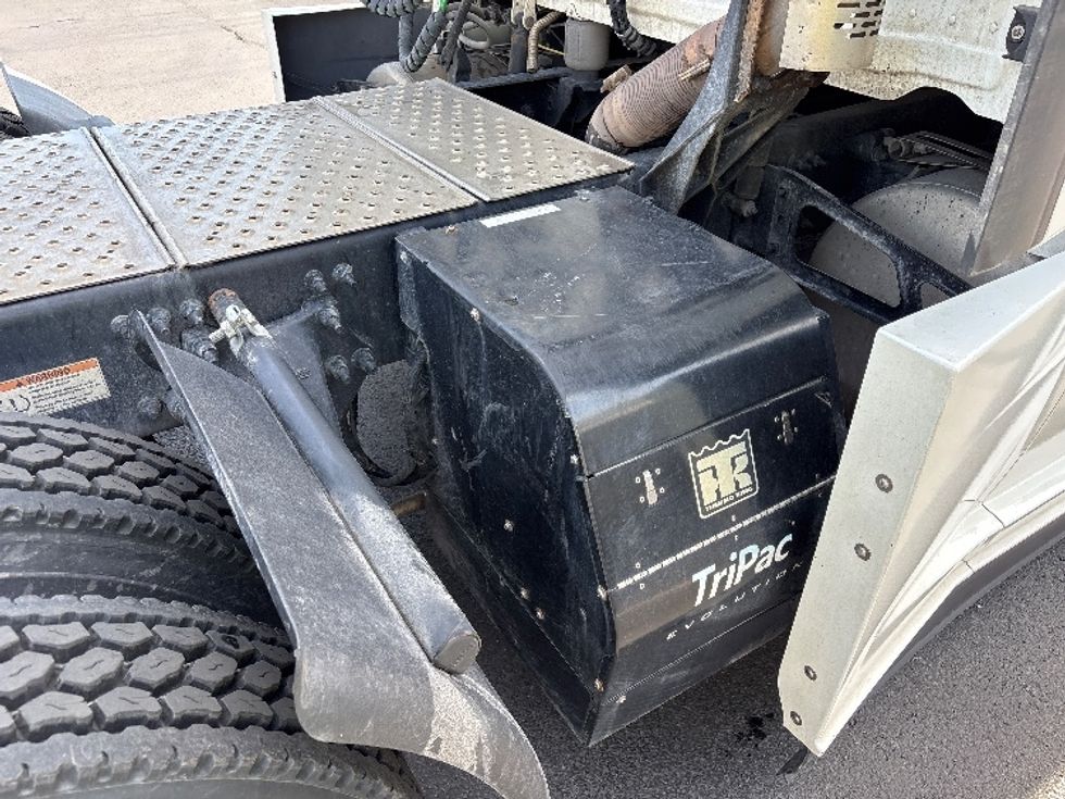 Sleeper Tractor-Heavy Duty Tractors-Freightliner-2021-T12664ST-Hazleton-PA-402,000\n\t\tmiles-$ 73,000 - Image 23