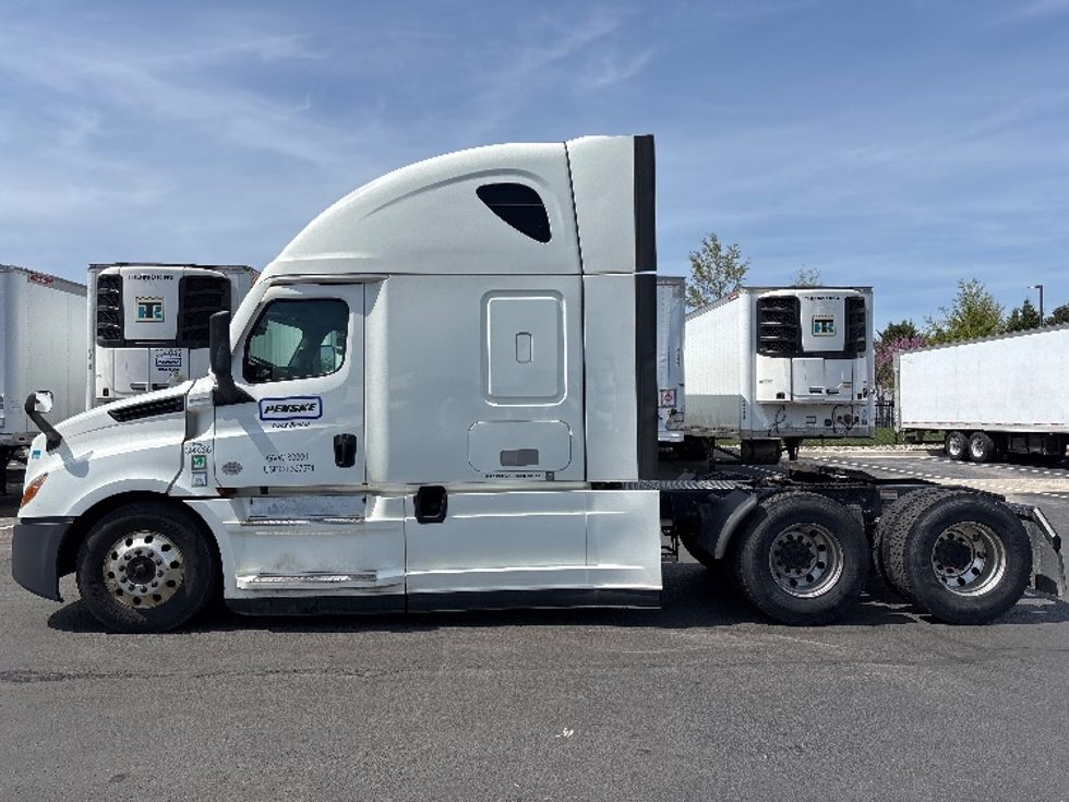Sleeper Tractor-Heavy Duty Tractors-Freightliner-2021-T12664ST-Hazleton-PA-402,000\n\t\tmiles-$ 73,000 - Image 4