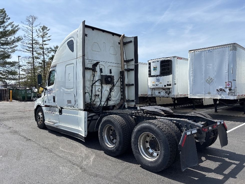Sleeper Tractor-Heavy Duty Tractors-Freightliner-2021-T12664ST-Hazleton-PA-402,000\n\t\tmiles-$ 73,000 - Image 5