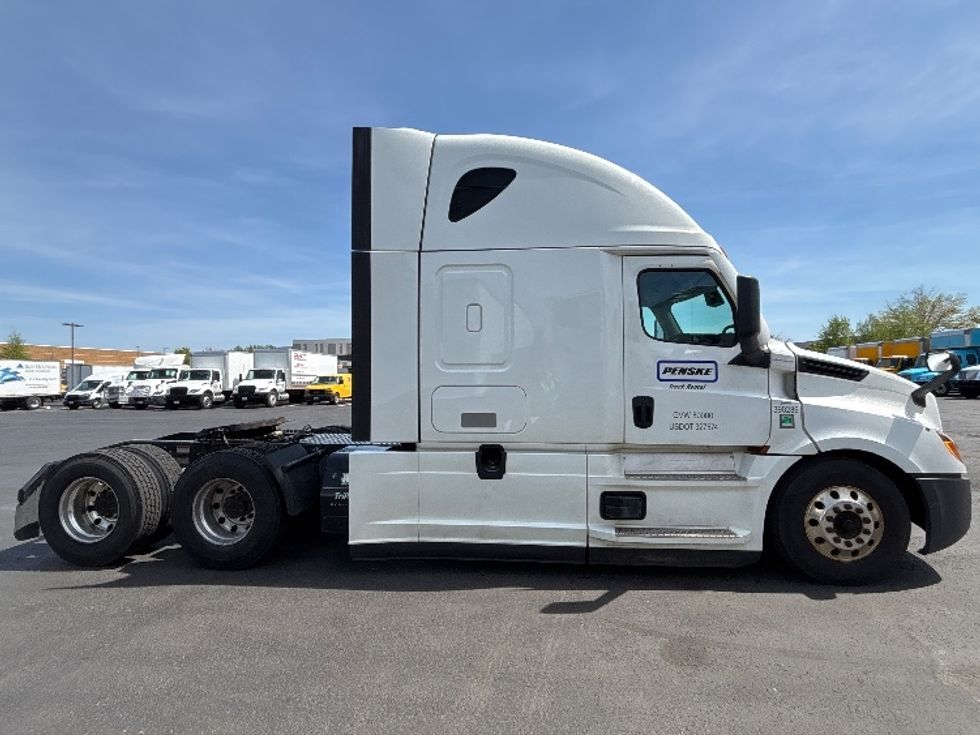 Sleeper Tractor-Heavy Duty Tractors-Freightliner-2021-T12664ST-Hazleton-PA-402,000\n\t\tmiles-$ 73,000 - Image 8