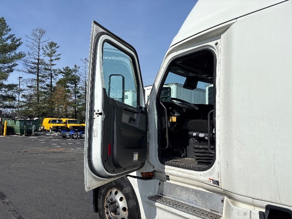 Sleeper Tractor-Heavy Duty Tractors-Freightliner-2021-T12664ST-Hazleton-PA-402,000\n\t\tmiles-$ 73,000 - Image 9