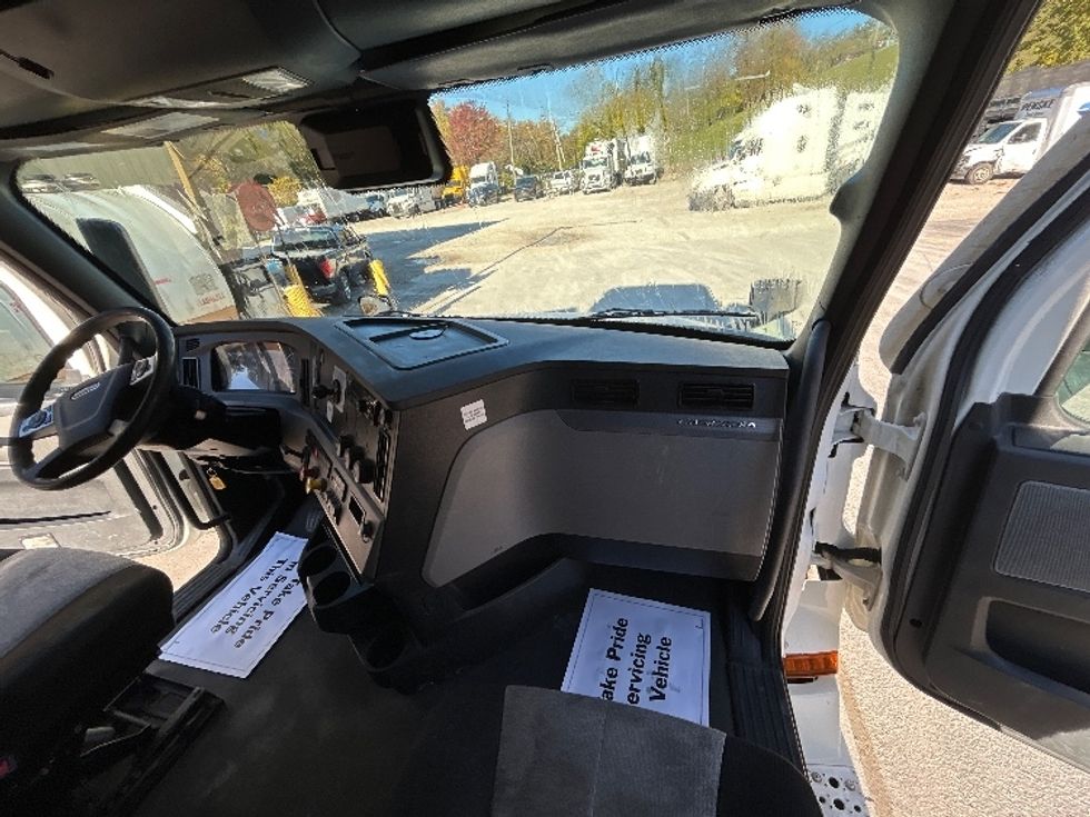 Sleeper Tractor-Heavy Duty Tractors-Freightliner-2021-T12664ST-Hebron-KY-546,232\n\t\tmiles-$ 58,250 - Image 14