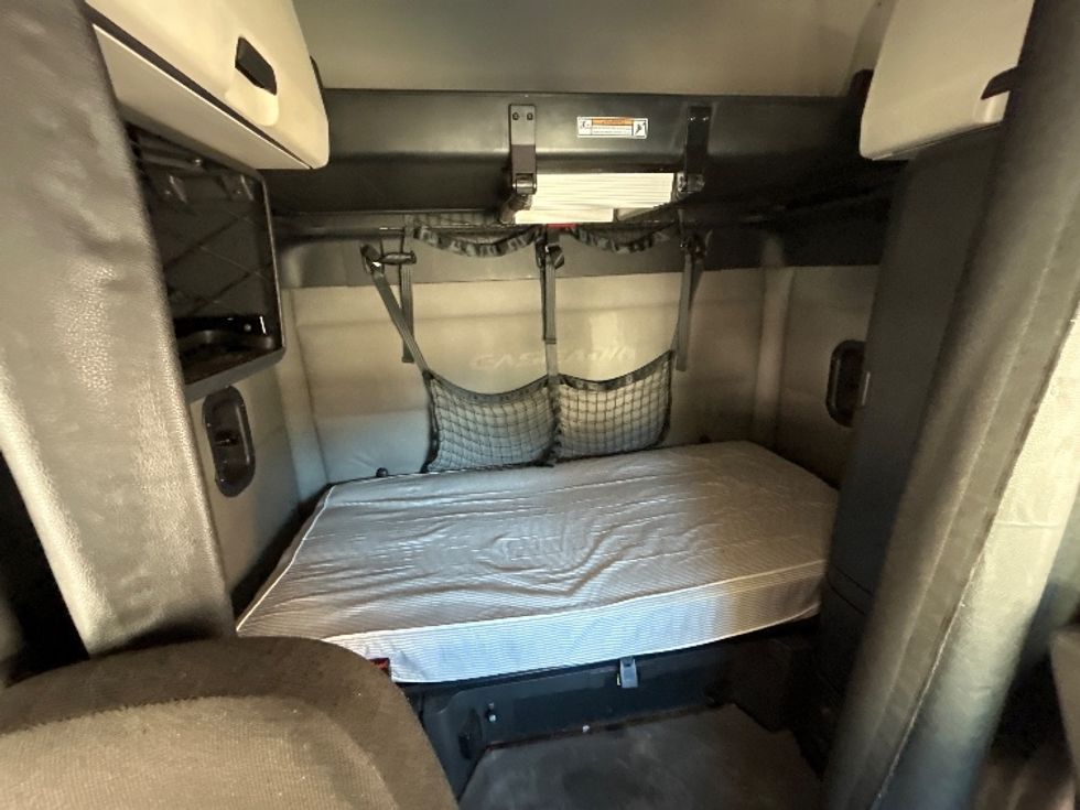 Sleeper Tractor-Heavy Duty Tractors-Freightliner-2021-T12664ST-Hebron-KY-546,232\n\t\tmiles-$ 58,250 - Image 16