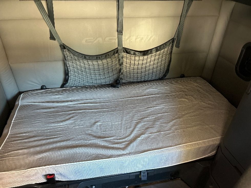 Sleeper Tractor-Heavy Duty Tractors-Freightliner-2021-T12664ST-Hebron-KY-546,232\n\t\tmiles-$ 58,250 - Image 17